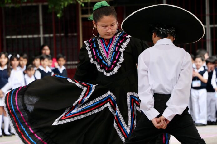 INVITAN A DISFRUTAR DE FIESTAS PATRIAS (2)