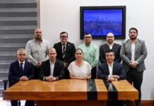 Columna Tarjeta Postal La Foto del Consenso: ¿Estrategia o Escudo Político?